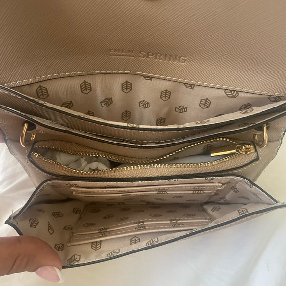 BNWOT callitspring beige and gold bow clutch/wallet - Picture 6 of 7